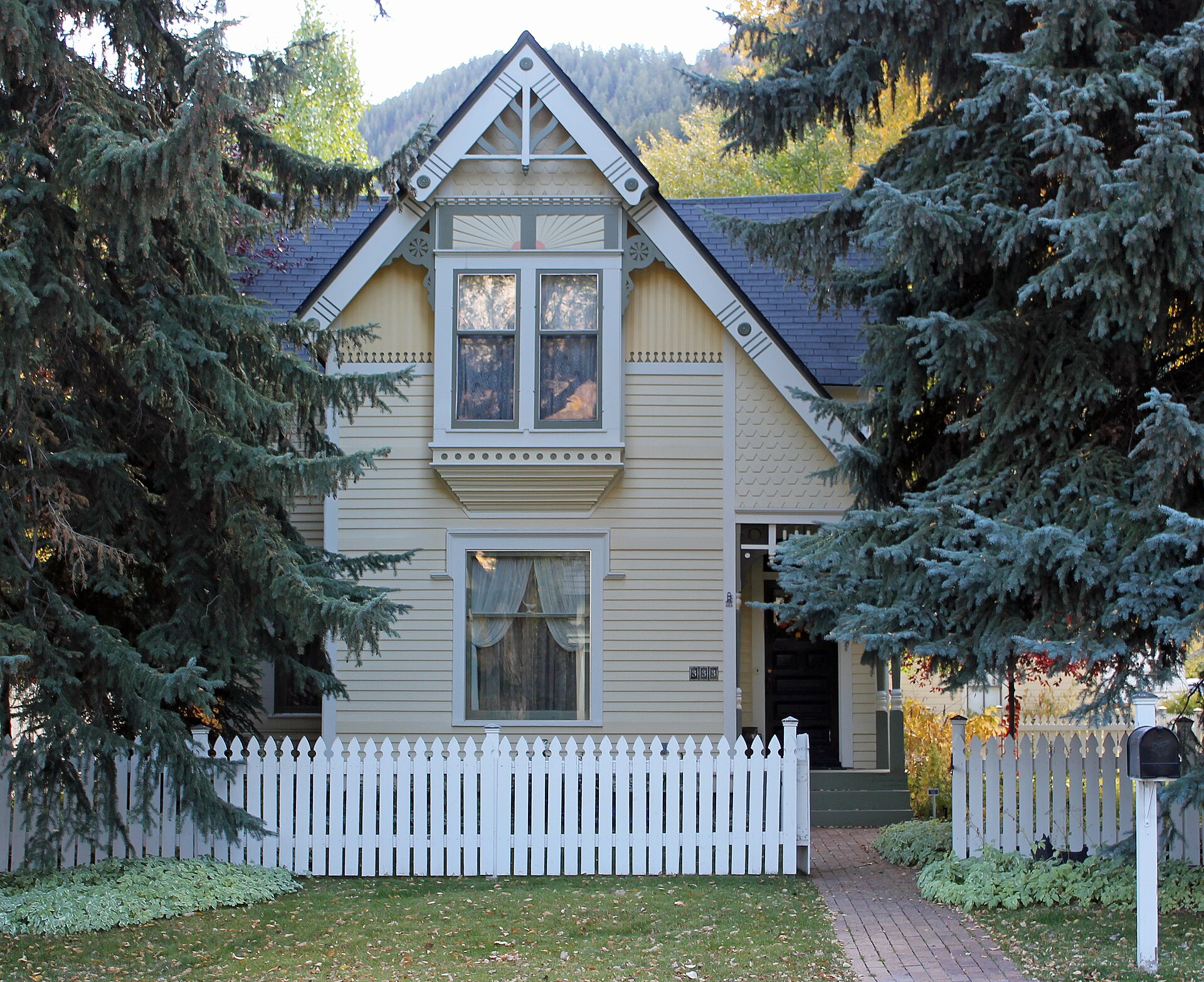 Aspen historic Victorian home – D. E. Frantz House with original oriel window